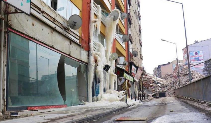 Kombisi patlayan ağır hasarlı bina, soğuk havada buz dağına döndü