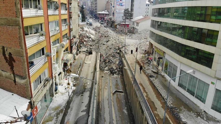 Kombisi patlayan ağır hasarlı bina, soğuk havada buz dağına döndü