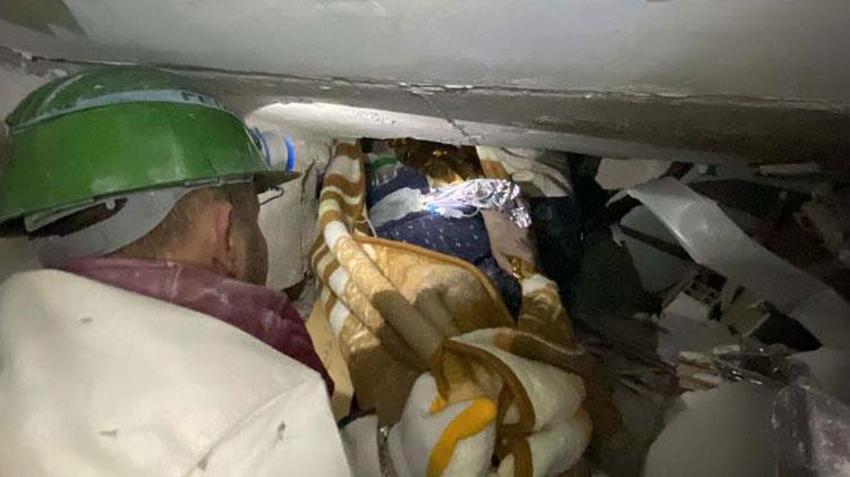 'Boşaltın artçı sarsıntı oluyor' uyarılarına rağmen enkaz altında kalıp gelin ve kaynanayı kurtardılar