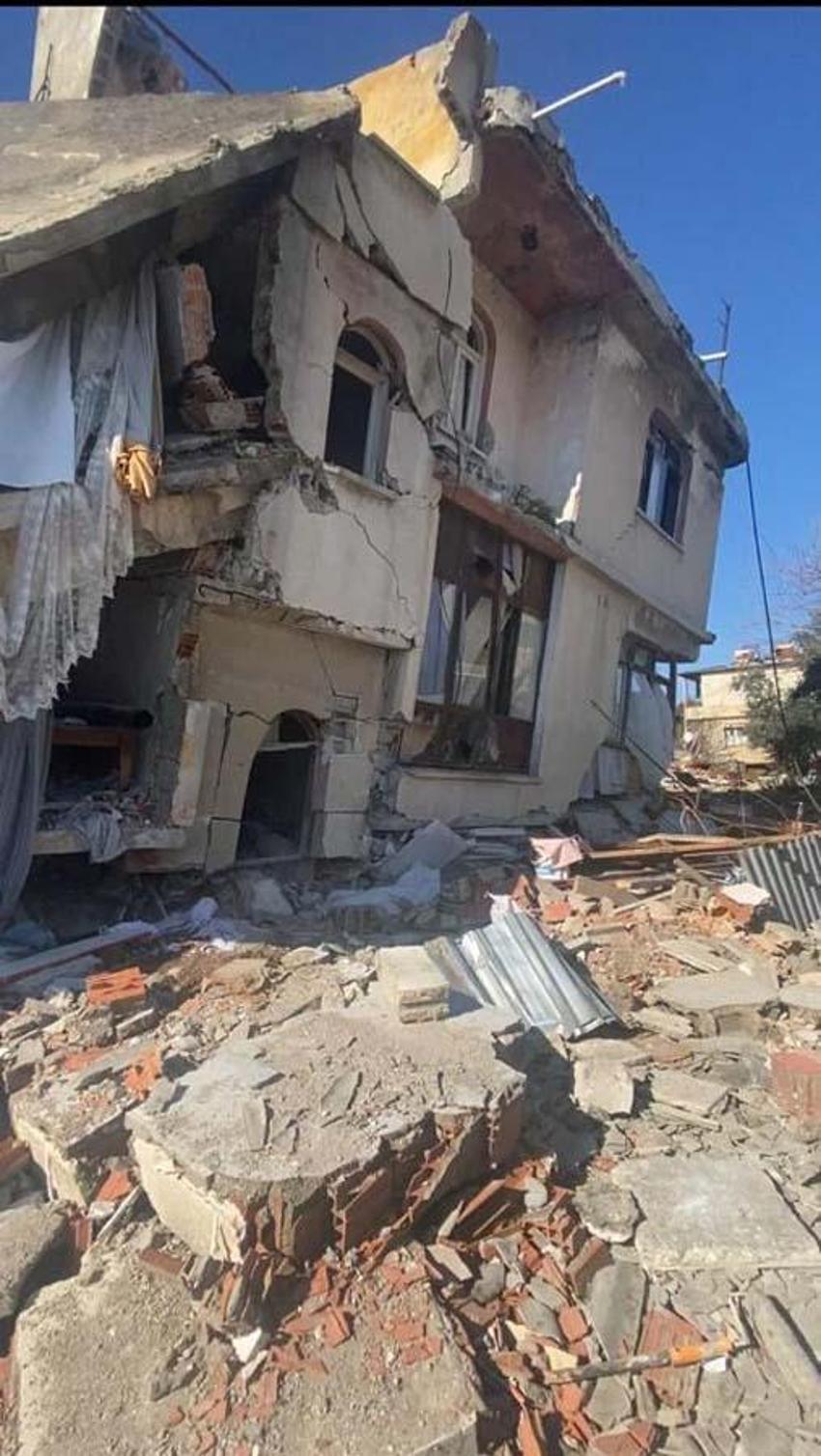 'Boşaltın artçı sarsıntı oluyor' uyarılarına rağmen enkaz altında kalıp gelin ve kaynanayı kurtardılar