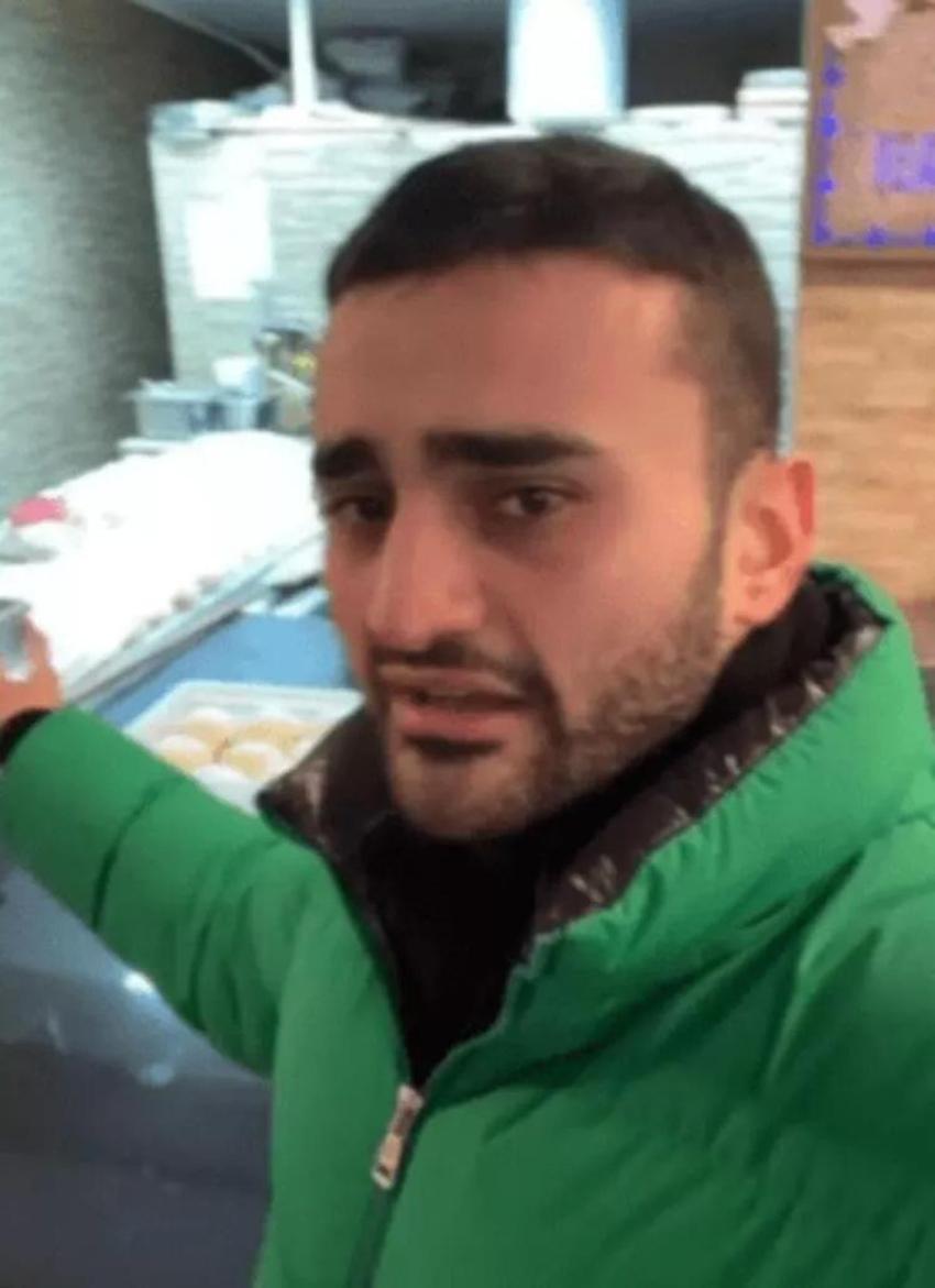 CZN Burak, Messi ve Ronaldinho imzalı formalarını sattı