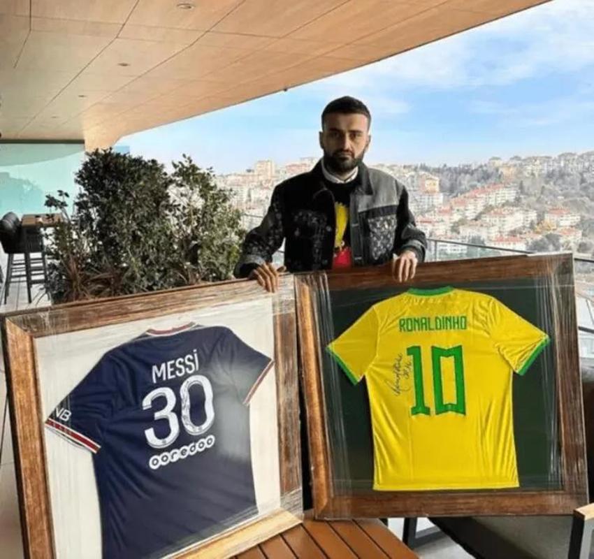 CZN Burak, Messi ve Ronaldinho imzalı formalarını sattı
