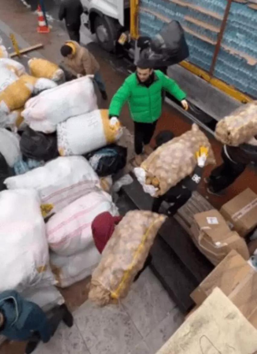 CZN Burak, Messi ve Ronaldinho imzalı formalarını sattı