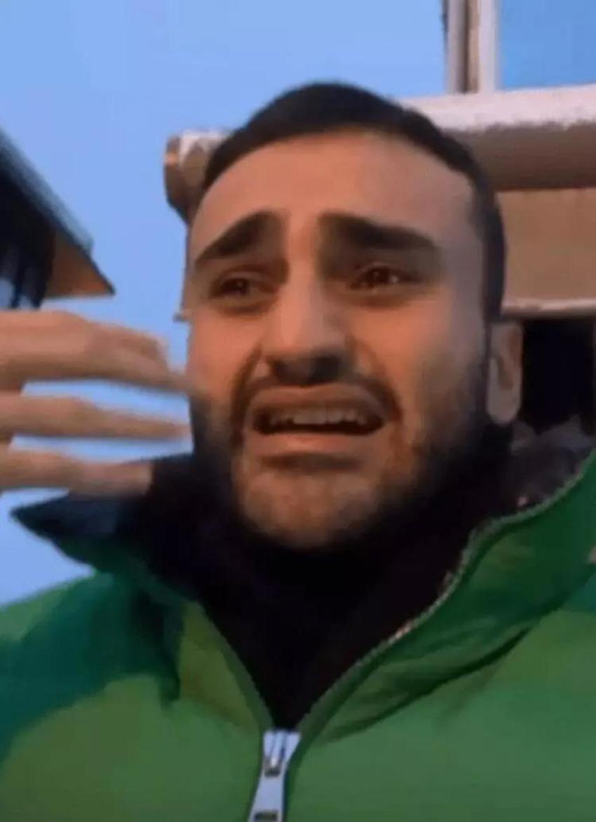 CZN Burak, Messi ve Ronaldinho imzalı formalarını sattı