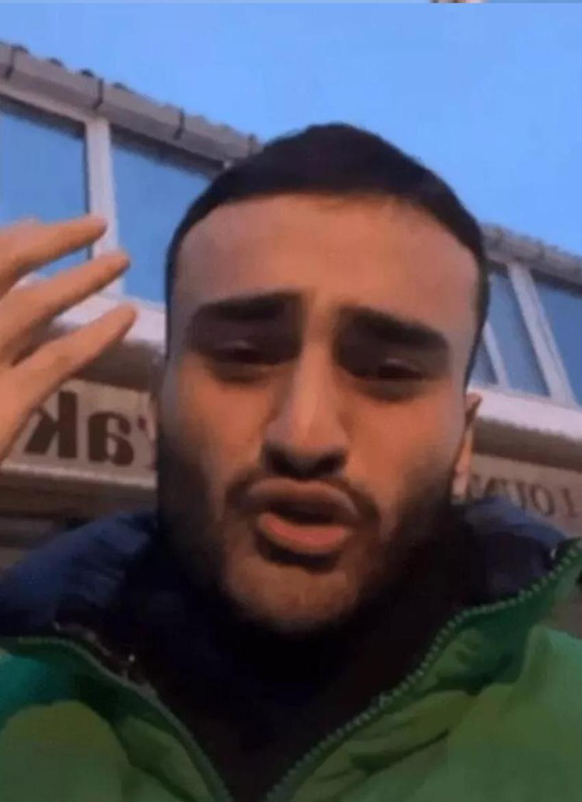 CZN Burak, Messi ve Ronaldinho imzalı formalarını sattı