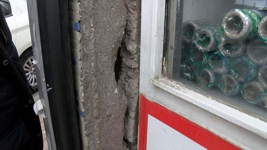 Esenler ve Bayrampaşa'da iki binadaki çatlaklar korkutuyor
