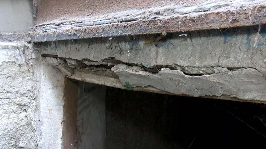 Esenler ve Bayrampaşa'da iki binadaki çatlaklar korkutuyor
