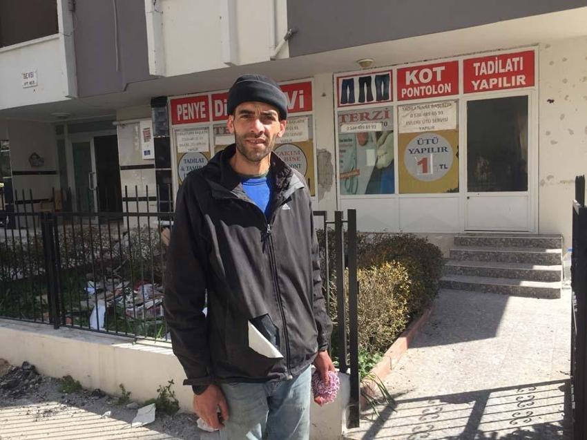 Girilmesi yasak olan binadaki eşyaları taşıyan hurdacıdan akılalmaz sözler