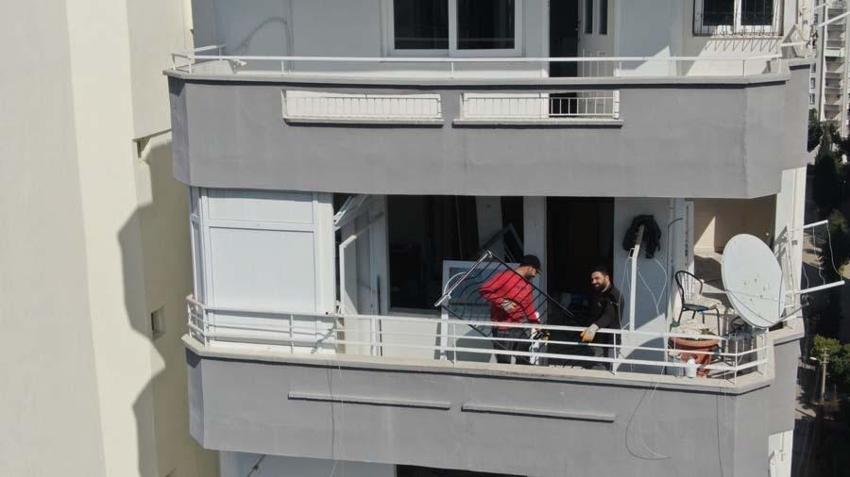 Girilmesi yasak olan binadaki eşyaları taşıyan hurdacıdan akılalmaz sözler
