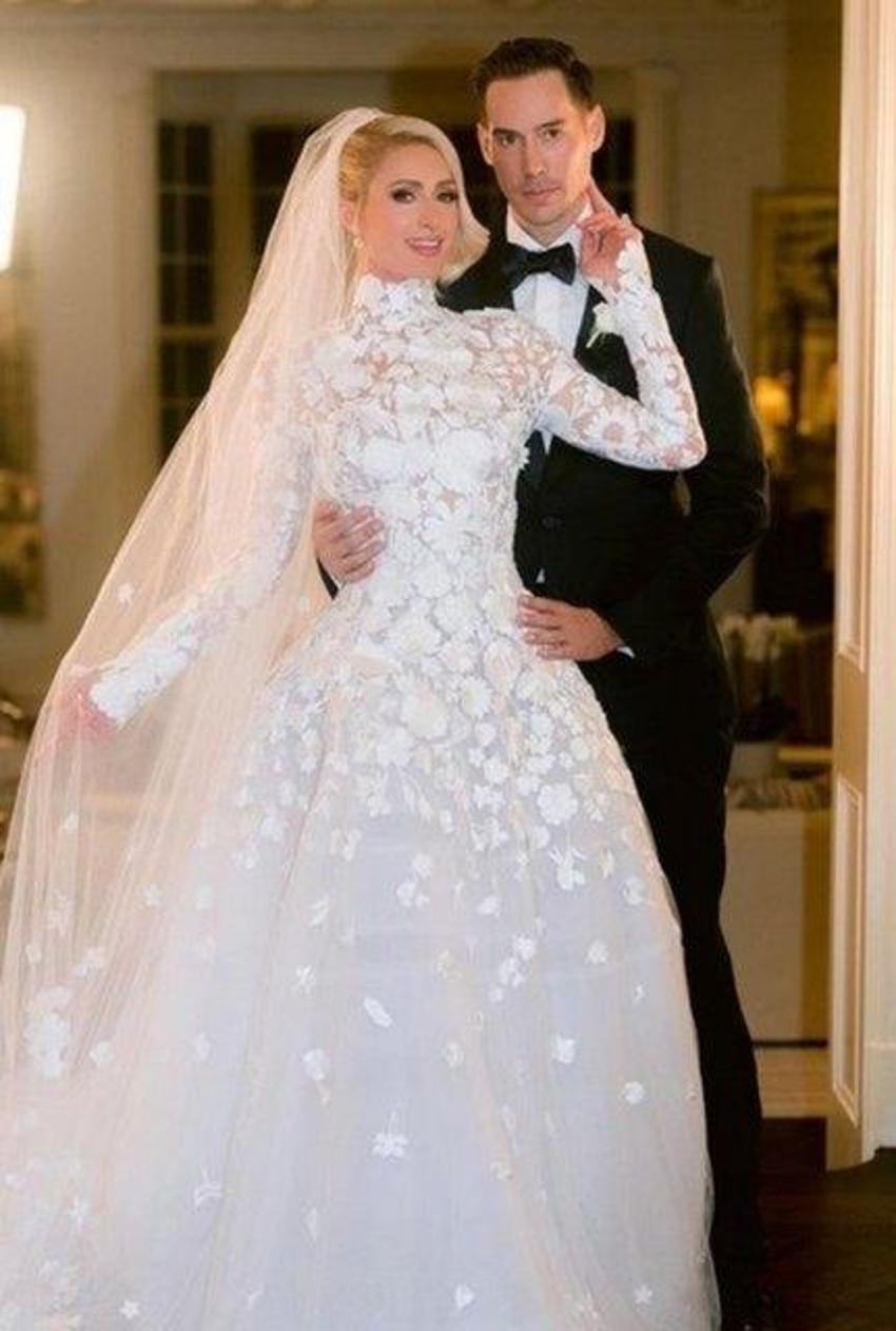 Paris Hilton bebeğinin yüzünü ilk kez gösterdi