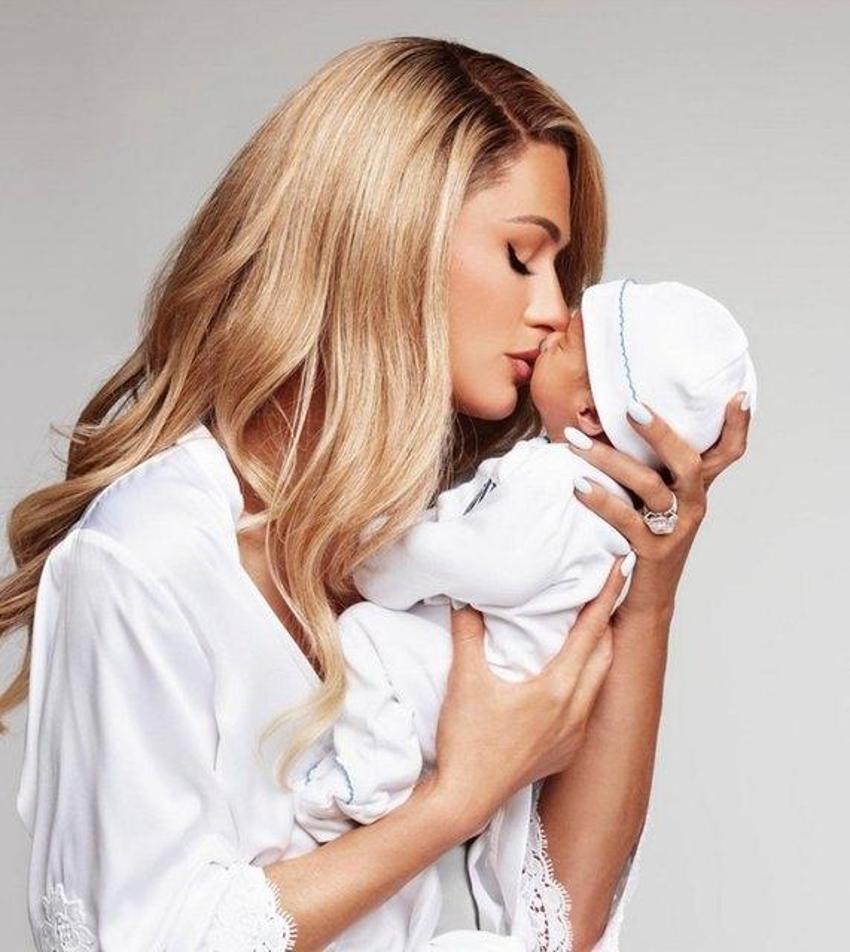 Paris Hilton bebeğinin yüzünü ilk kez gösterdi