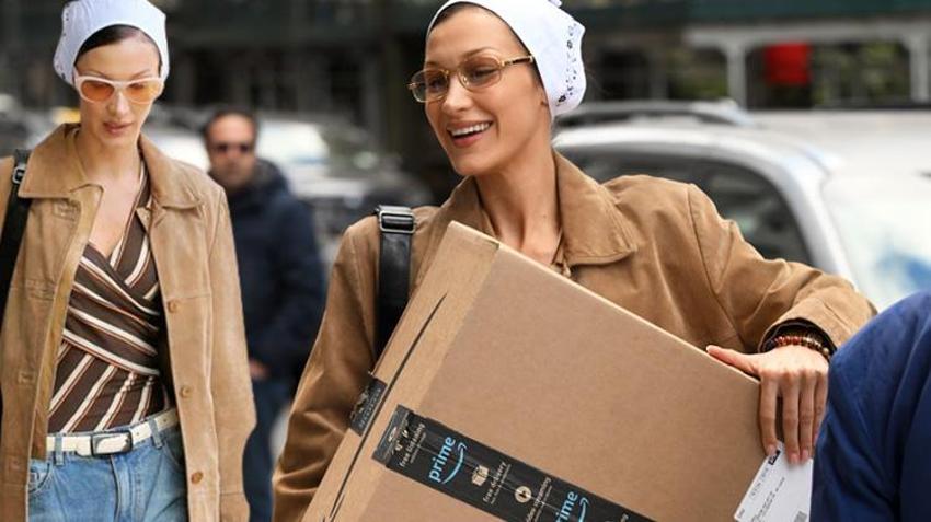Bella Hadid depremzedeler için Türkevi'ne yardım kutuları getirdi