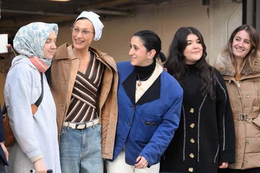 Bella Hadid depremzedeler için Türkevi'ne yardım kutuları getirdi