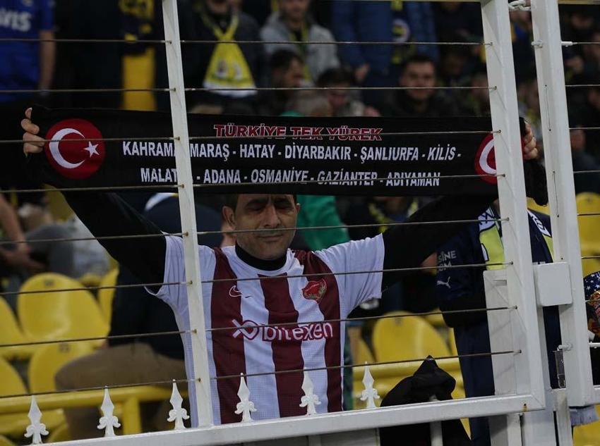 Depremzedelere Fenerbahçe-Konyaspor maçında büyük destek! Gollerden sonra 'Bizim canımız Türkiye'