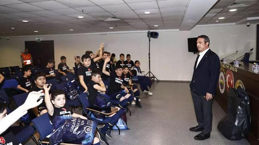 Depremzedelere Fenerbahçe-Konyaspor maçında büyük destek! Gollerden sonra 'Bizim canımız Türkiye'