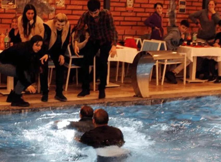 Mustafa Keser depremzedelere moral gecesinde havuza düştü!