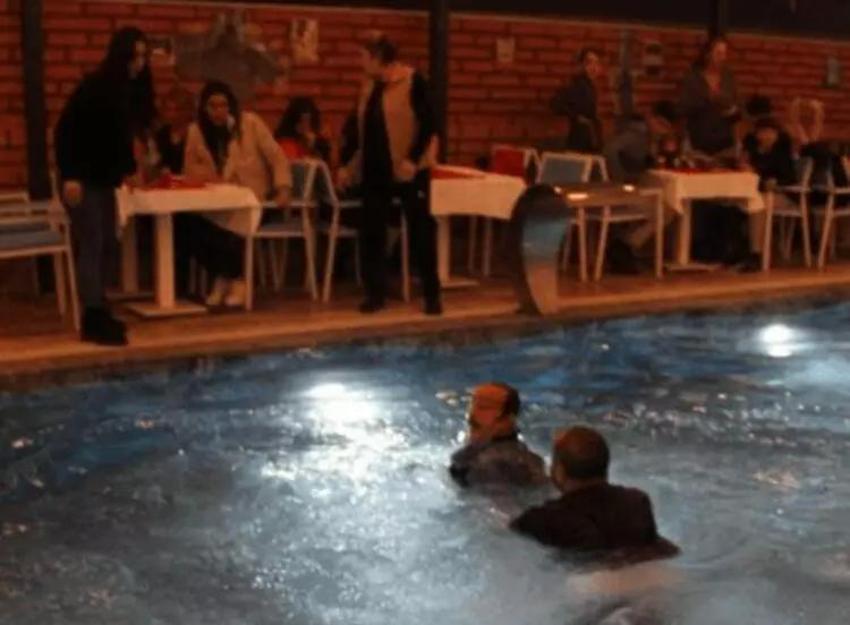 Mustafa Keser depremzedelere moral gecesinde havuza düştü!