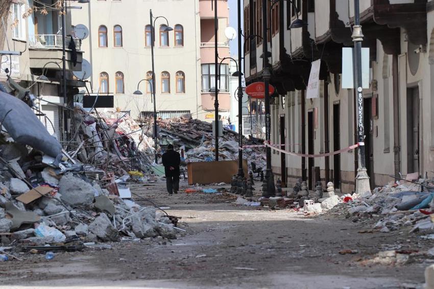 Malatya'da tarihi 'Beşkonaklar' dimdik ayakta, aynı sokaktaki diğer binalar yıkıldı