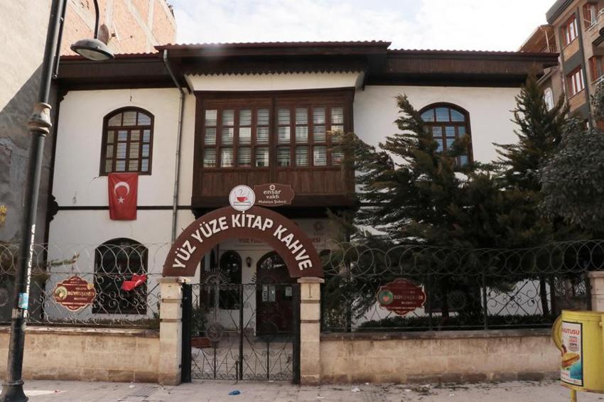 Malatya'da tarihi 'Beşkonaklar' dimdik ayakta, aynı sokaktaki diğer binalar yıkıldı