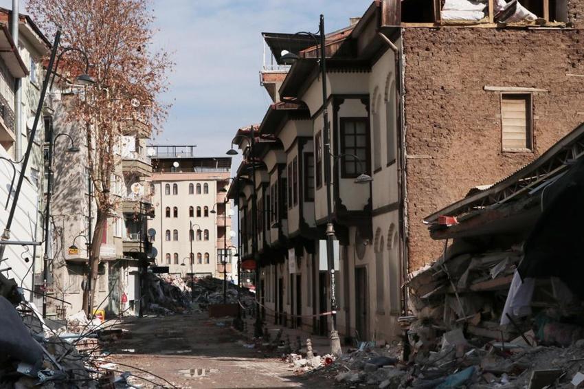 Malatya'da tarihi 'Beşkonaklar' dimdik ayakta, aynı sokaktaki diğer binalar yıkıldı