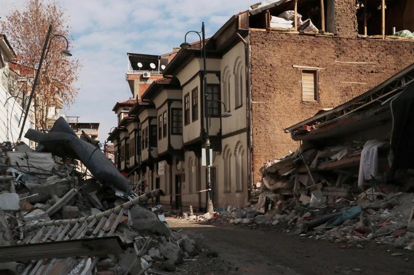 Malatya'da tarihi 'Beşkonaklar' dimdik ayakta, aynı sokaktaki diğer binalar yıkıldı