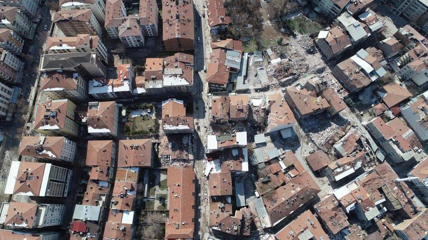 Malatya'da tarihi 'Beşkonaklar' dimdik ayakta, aynı sokaktaki diğer binalar yıkıldı
