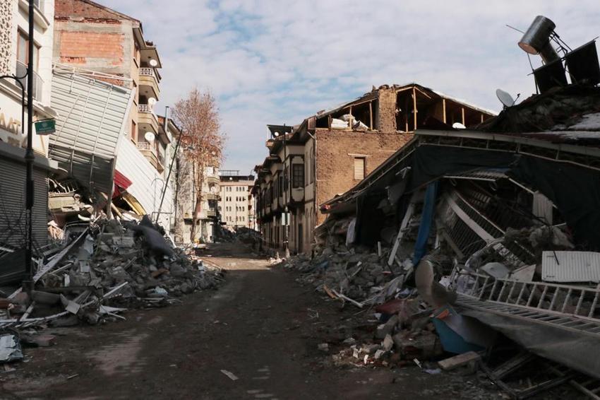 Malatya'da tarihi 'Beşkonaklar' dimdik ayakta, aynı sokaktaki diğer binalar yıkıldı