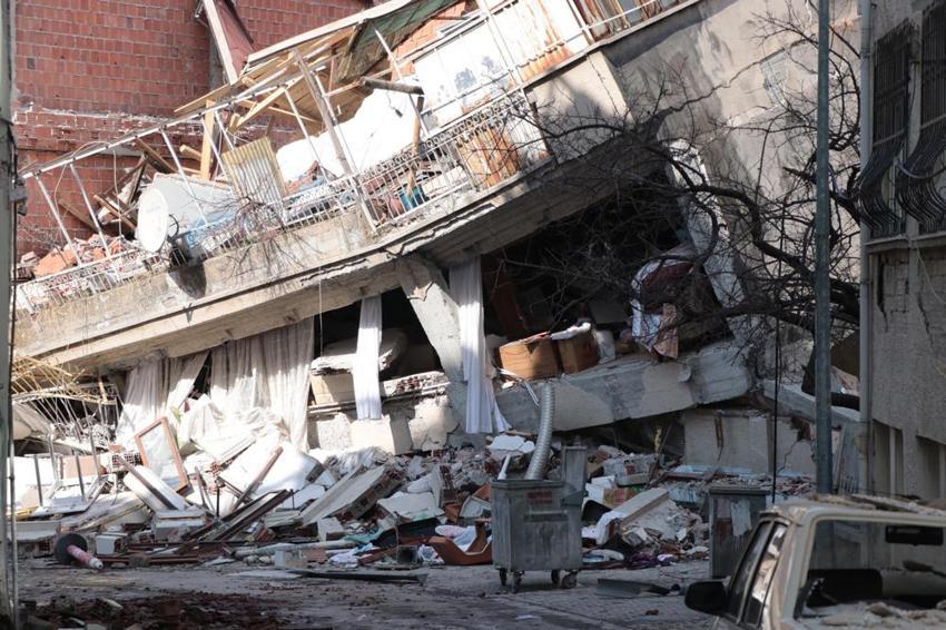 Malatya'da tarihi 'Beşkonaklar' dimdik ayakta, aynı sokaktaki diğer binalar yıkıldı