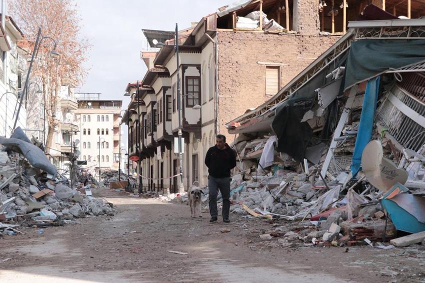 Malatya'da tarihi 'Beşkonaklar' dimdik ayakta, aynı sokaktaki diğer binalar yıkıldı