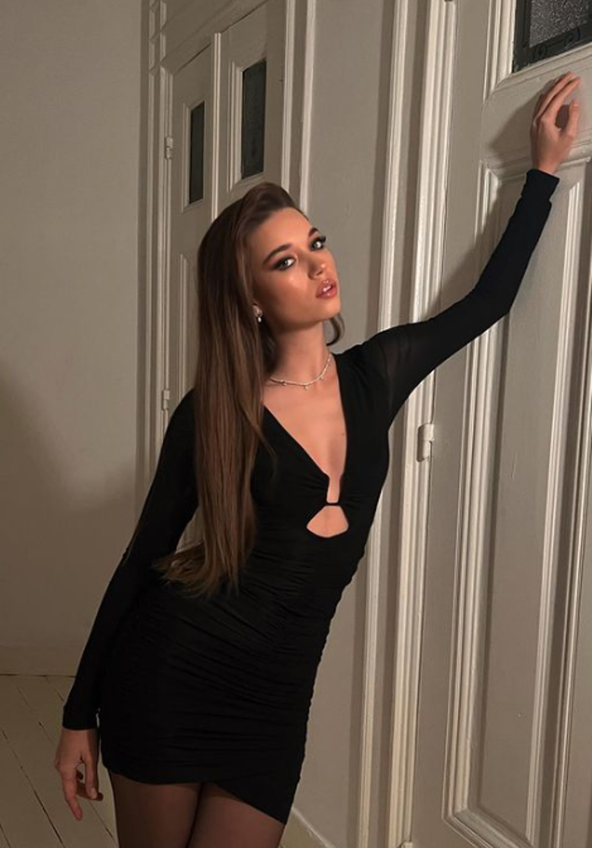 Afra Saraçoğlu kaşesini ikiye katladı! Teklif yağıyor