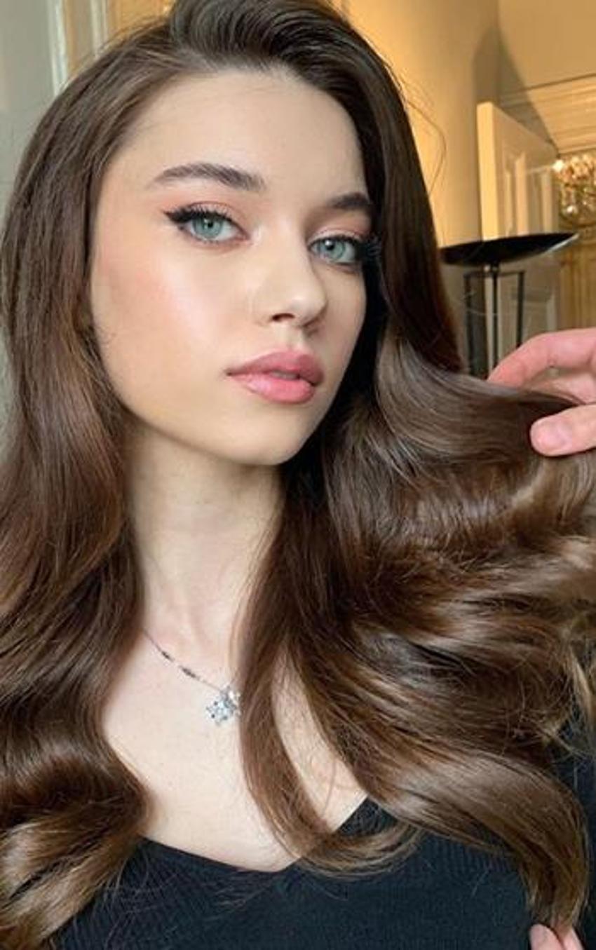 Afra Saraçoğlu kaşesini ikiye katladı! Teklif yağıyor