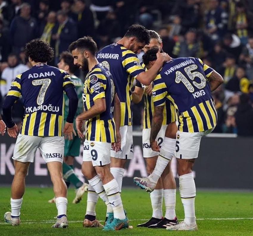 Fenerbahçe'de iki futbolcu kadro dışı! Ünlü yorumcu canlı yayında açıkladı
