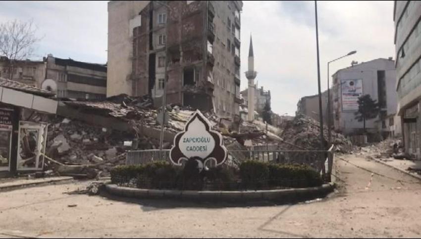 Malatya'da 5.6 büyüklüğünde deprem! Yıkılan binalardan ilk fotoğraflar geldi
