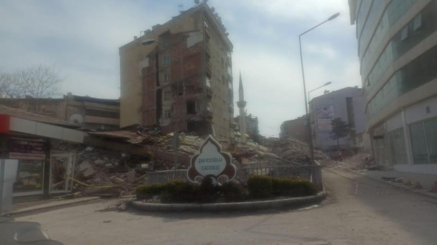 Malatya'da 5.6 büyüklüğünde deprem! Yıkılan binalardan ilk fotoğraflar geldi