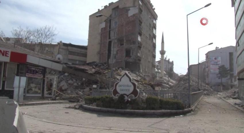 Malatya'da 5.6 büyüklüğünde deprem! Yıkılan binalardan ilk fotoğraflar geldi