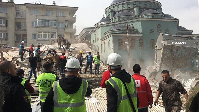 Malatya'da 5.6 büyüklüğünde deprem! Yıkılan binalardan ilk fotoğraflar geldi