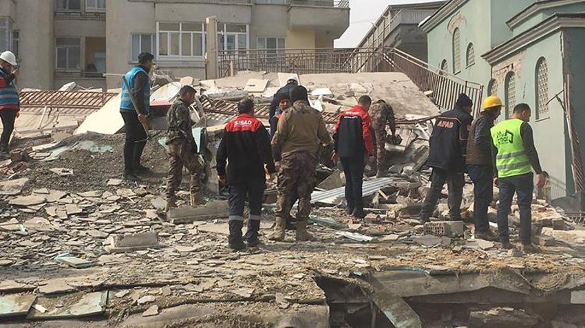 Malatya'da 5.6 büyüklüğünde deprem! Yıkılan binalardan ilk fotoğraflar geldi