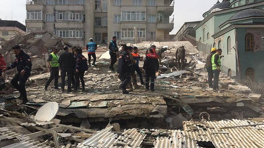 Malatya'da 5.6 büyüklüğünde deprem! Yıkılan binalardan ilk fotoğraflar geldi