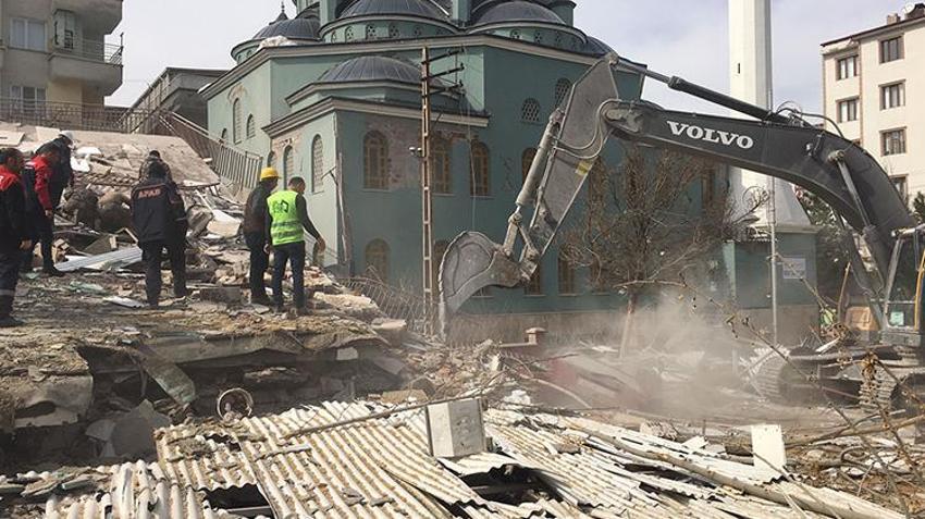 Malatya'da 5.6 büyüklüğünde deprem! Yıkılan binalardan ilk fotoğraflar geldi