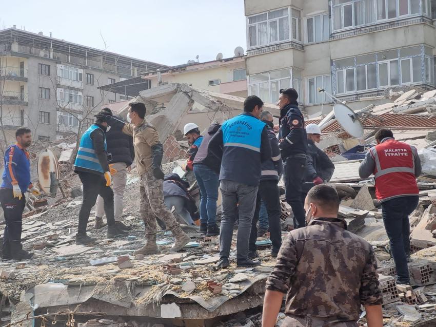 Malatya'da 5.6 büyüklüğünde deprem! Yıkılan binalardan ilk fotoğraflar geldi