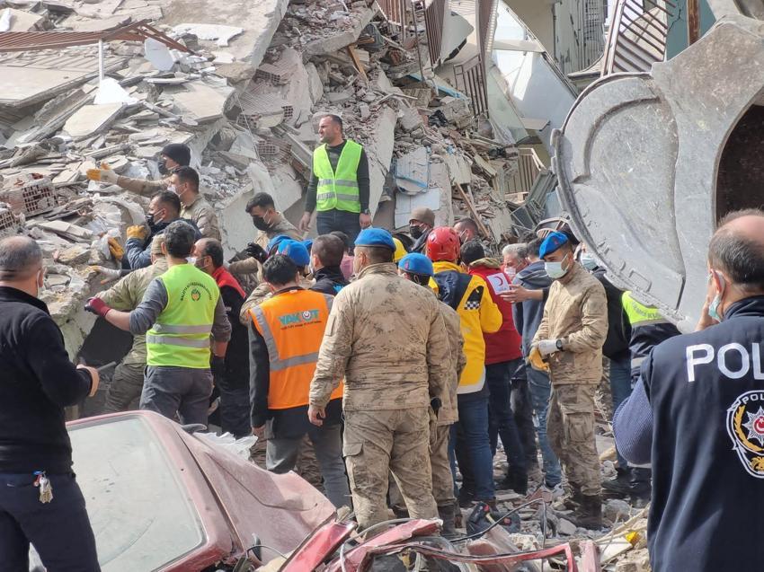 Malatya'da 5.6 büyüklüğünde deprem! Yıkılan binalardan ilk fotoğraflar geldi