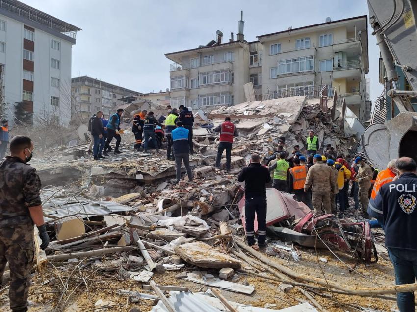 Malatya'da 5.6 büyüklüğünde deprem! Yıkılan binalardan ilk fotoğraflar geldi