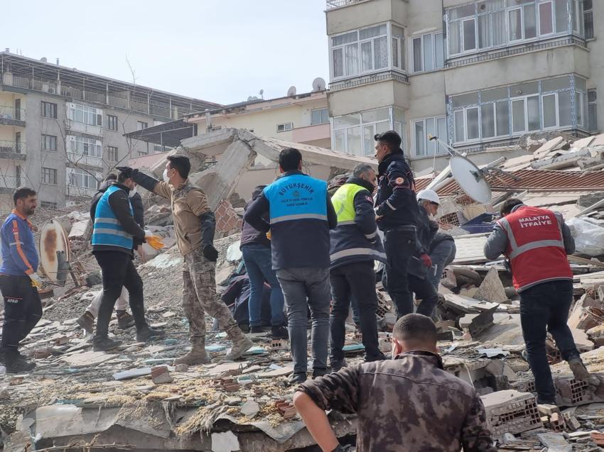 Malatya'da 5.6 büyüklüğünde deprem! Yıkılan binalardan ilk fotoğraflar geldi