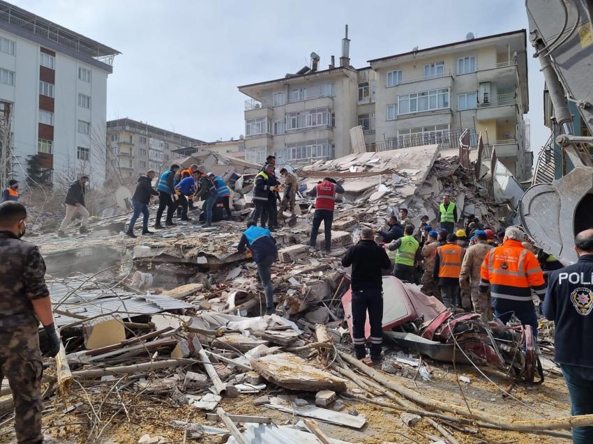 Malatya'da 5.6 büyüklüğünde deprem! Yıkılan binalardan ilk fotoğraflar geldi