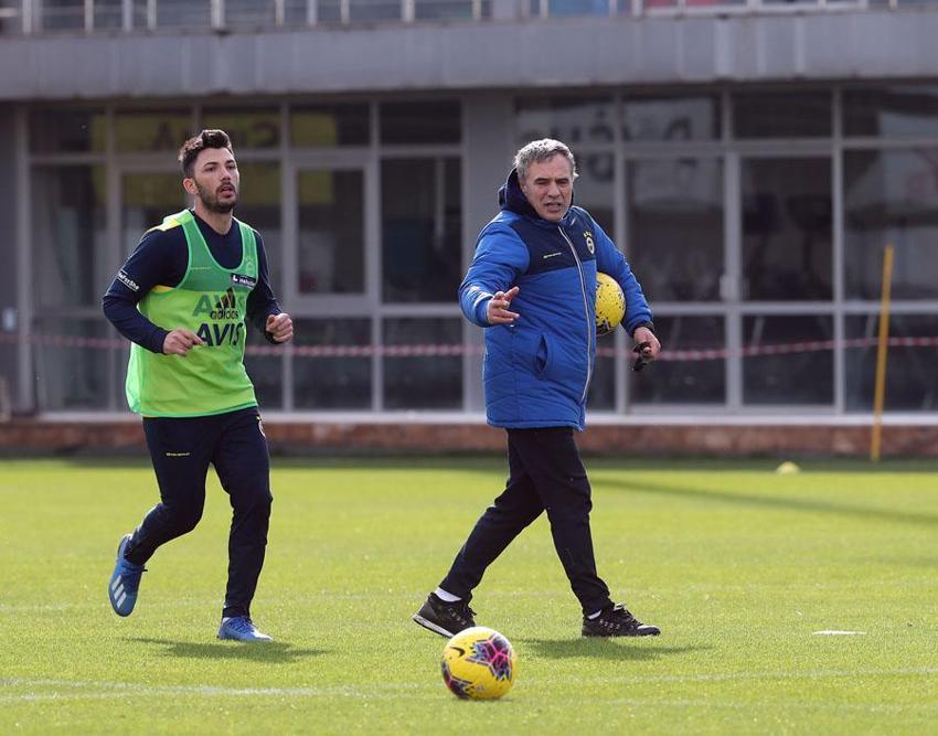 Süper Lig ekibi bombayı patlattı! Şampiyon teknik adam imzayı atmak için şehre geldi