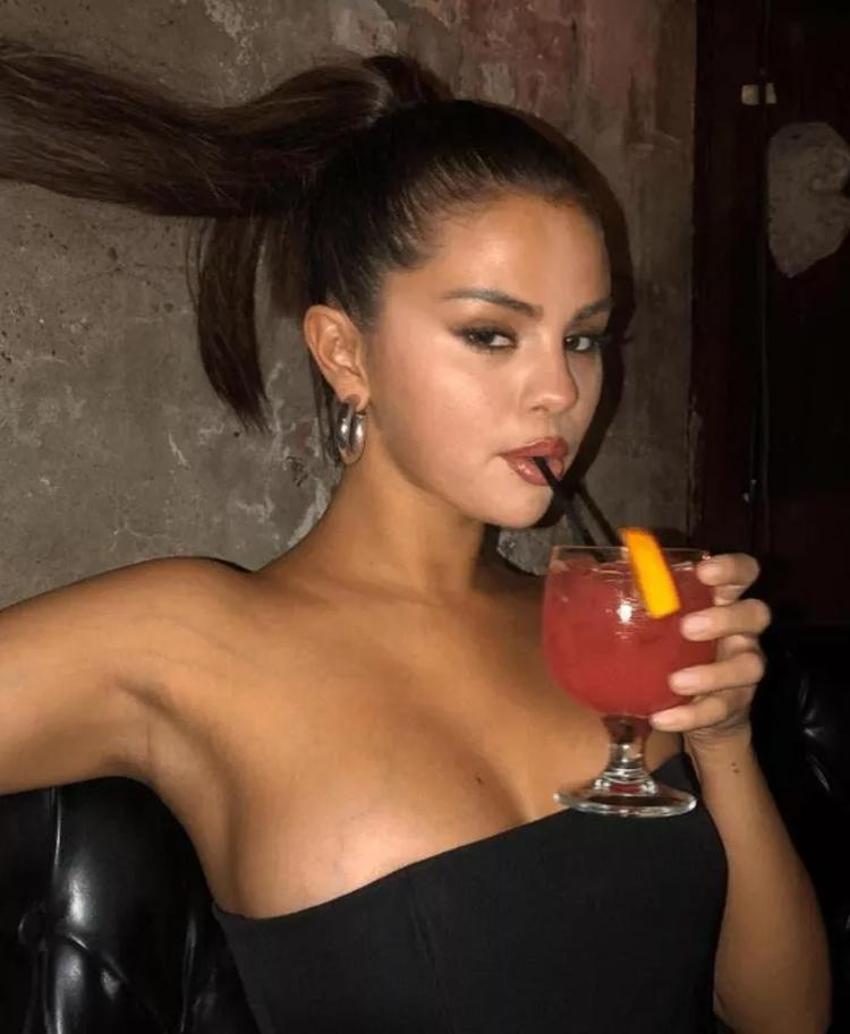 Selena Gomez rakiplerine fark attı!
