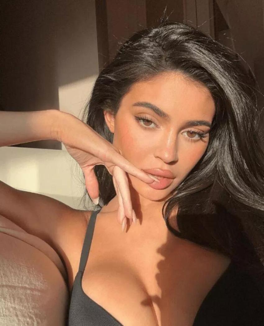 Selena Gomez rakiplerine fark attı!