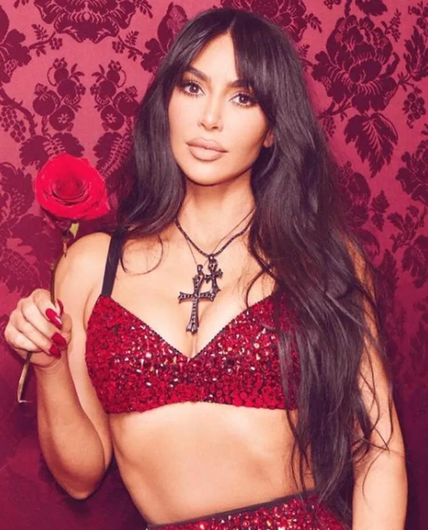 Selena Gomez rakiplerine fark attı!