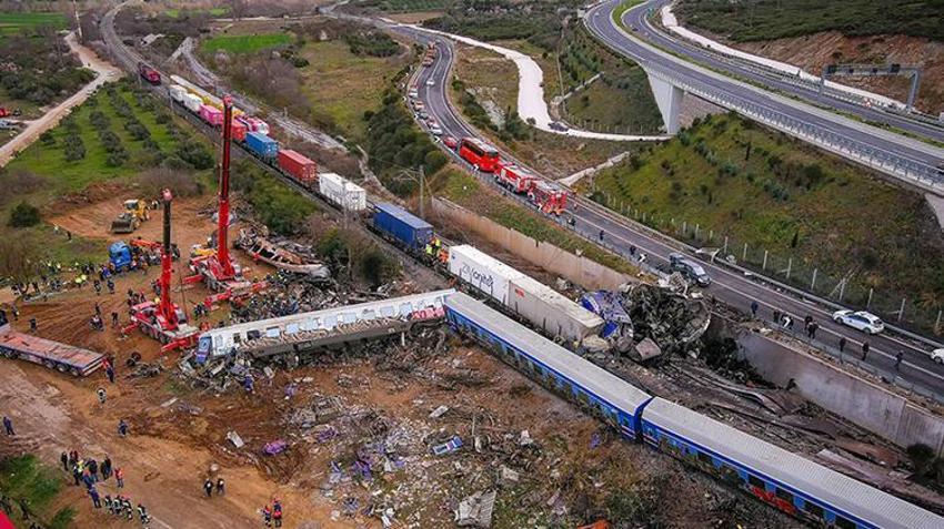 Yunanistan tren kazası nerede ve nasıl oldu? Yunanistan tren kazasında kaç kişi öldü, tren kazasının nedeni ne? Yunanistan Ulaştırma Bakanı istifa etti mi?