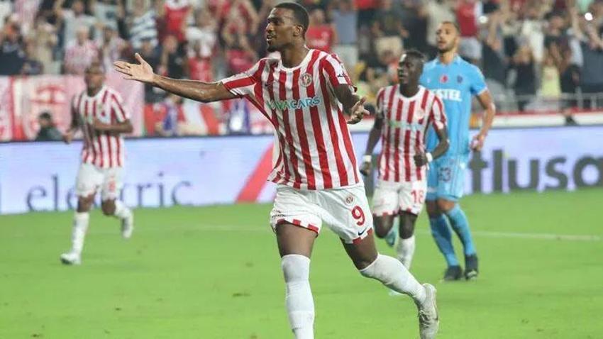 Transferin flaş takımı Galatasaray'dan iki bomba birden! Yıldız isim İstanbul'a geliyor...